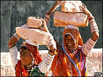Mujeres indias cargando piedras en una cantera