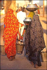 Mujeres indias cargan agua