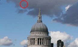 Globovni sobre la catedral de San Pablo en Londres